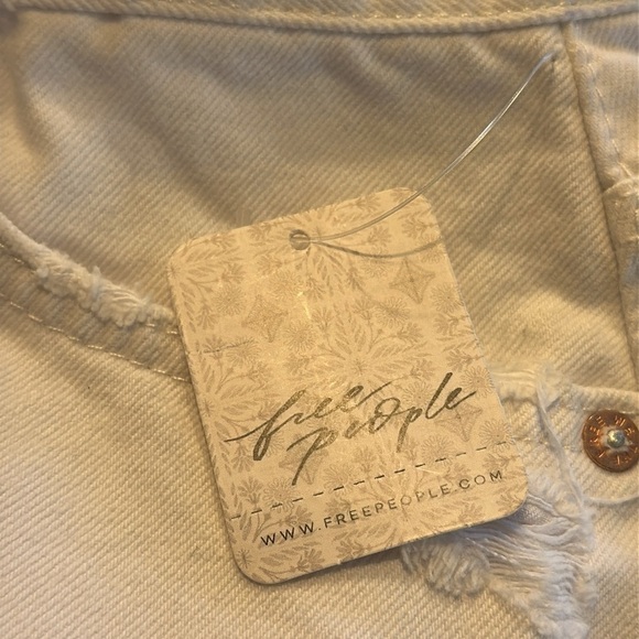We the Free 100% Cotton NWT White Denim Shorts Trendy Fresh Summer Casual S/28W - Picture 9 of 10